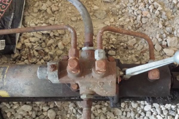 Excavator Hydraulic Fitting Rust