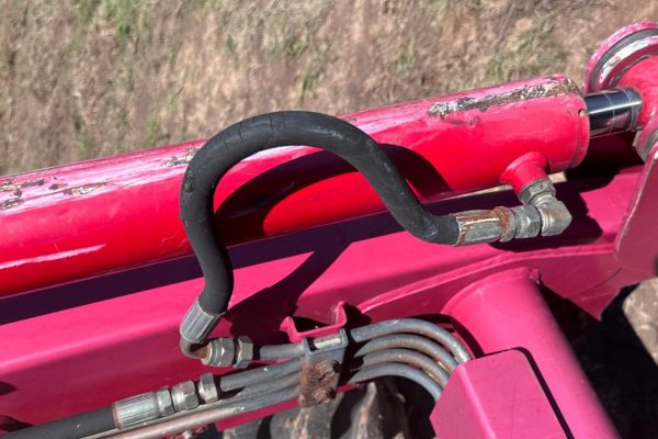 Excavator Hydraulic Fittings Rust