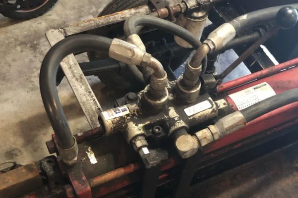 Excavator hydraulic Fitting rust