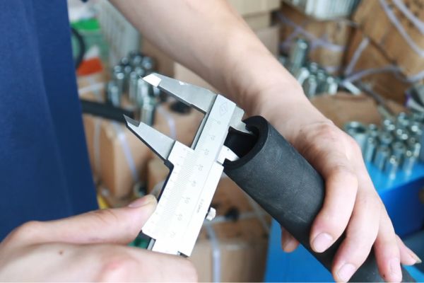 Hydraulic hose check