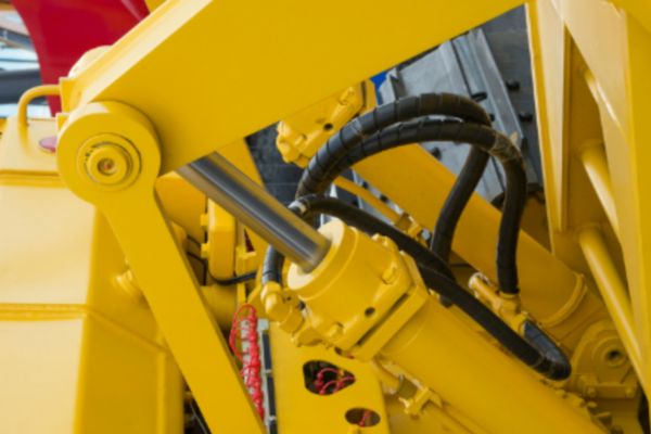 Hydraulic hose connection at cylinder
