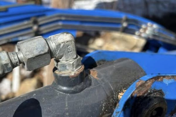 Hydraulic hose connection with cylinder